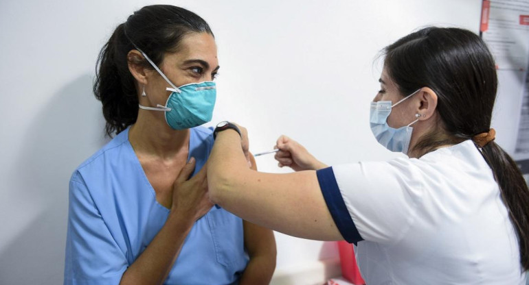 Personal de salud recibe la vacuna Sputnik v, argentina. Foto: NA.