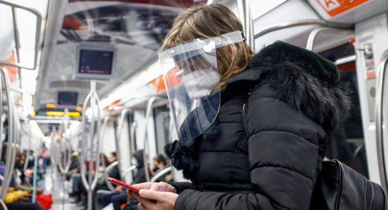 Coronavirus en Italia, viajes en metro, REUTERS