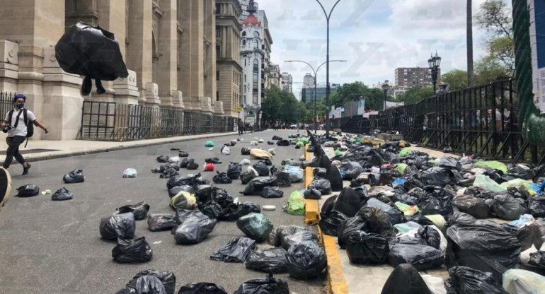 Bolsas en tribunales en marcha liberación de Milagro Sala. Foto: Twitter.