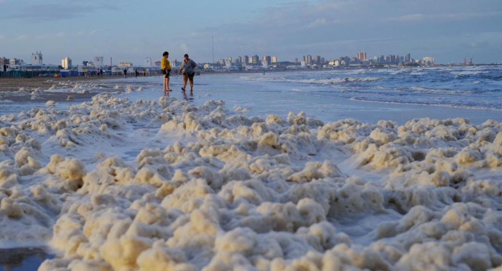 Mar del Plata sorprende con un extraño fenómeno que llena sus playas de espuma