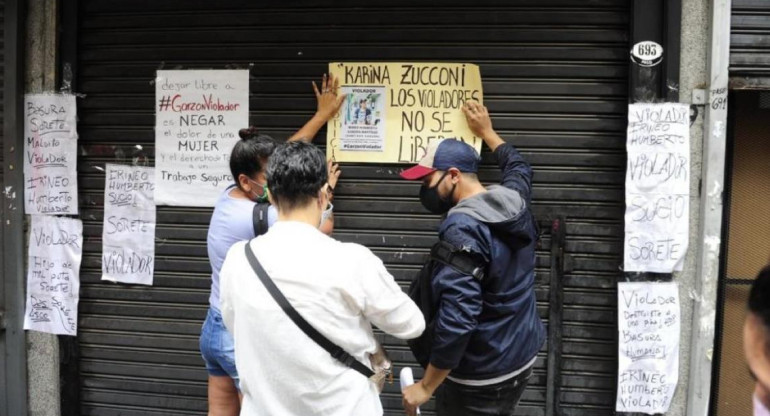 Puerta del local del acusado de violar a la joven Venezolana