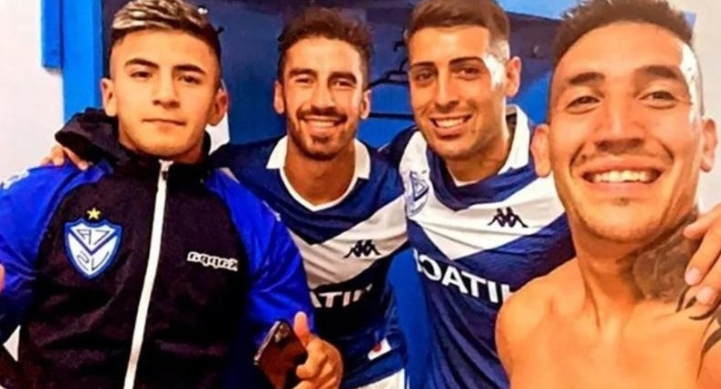 Thiago Almada y Miguel Brizuela, junto a Ricardo Centurión y Juan Lucero