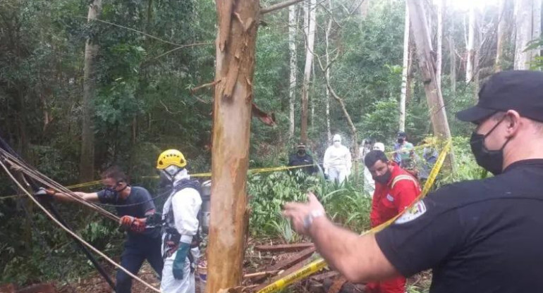 Hombre en pozo de agua en Misiones