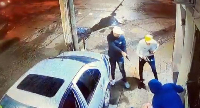 Le gatillaron en la cabeza y no salieron las balas, así fue el violento asalto a policía en Villa Celina