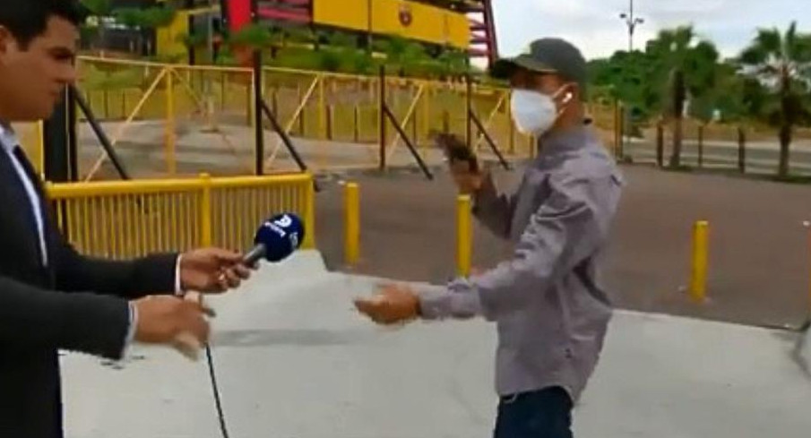 Ecuador, violento robo a un periodista durante una transmisión