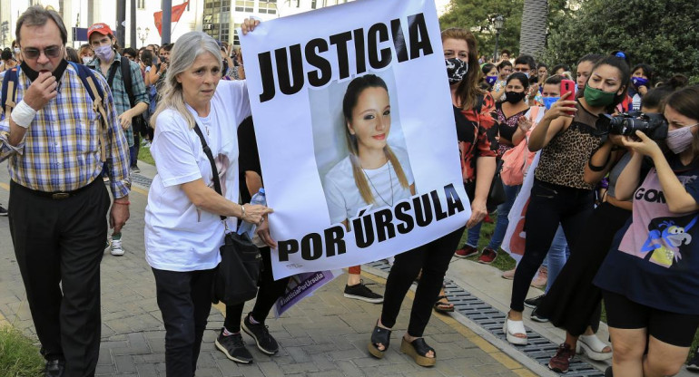 Marcha por Úrsula Bahillo, su madre sosteniendo su foto, NA