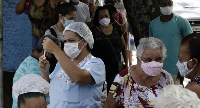 Coronavirus en Brasil, vacunaciones falsas, inyecciones vacías a abuelos, REUTERS