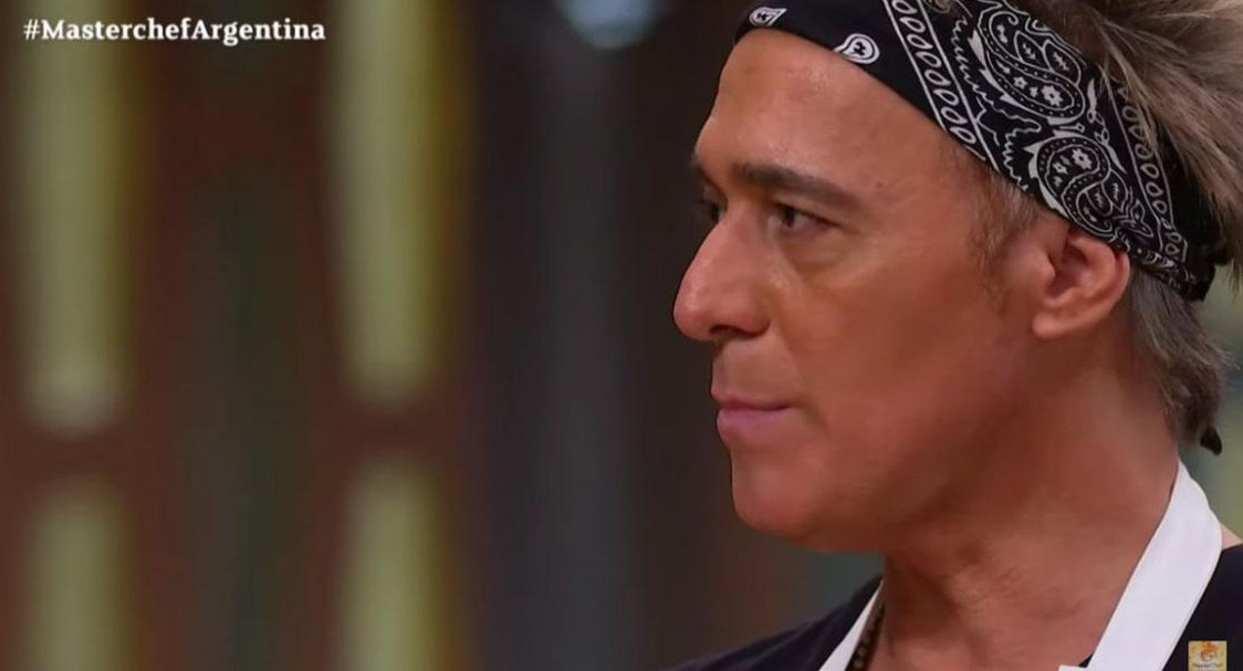 Masterchef celebrity: el accidente de Cae por cantar mientras cocinaba