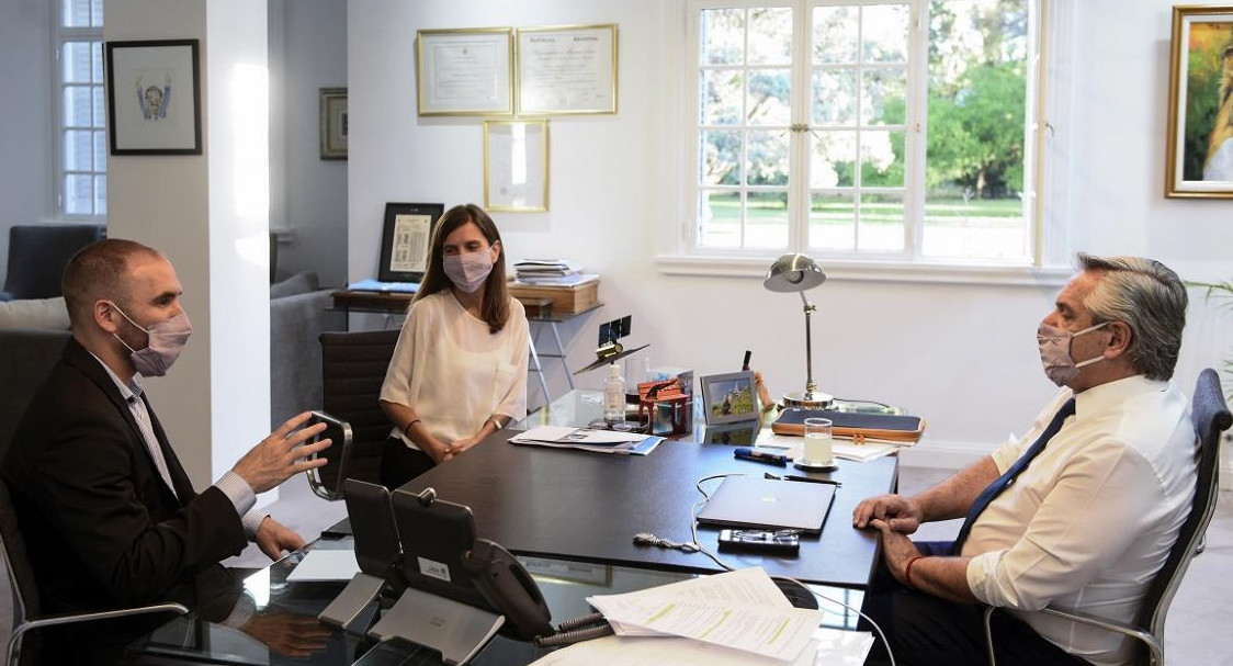 Alberto Fernández junto a Martín Guzmán y Fernanda Raverta. (Foto: Presidencia)