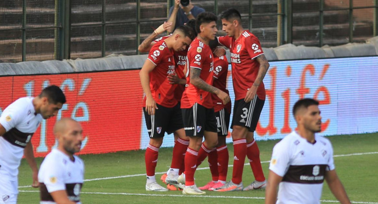 Platense vs. River, fútbol argentino, NA	