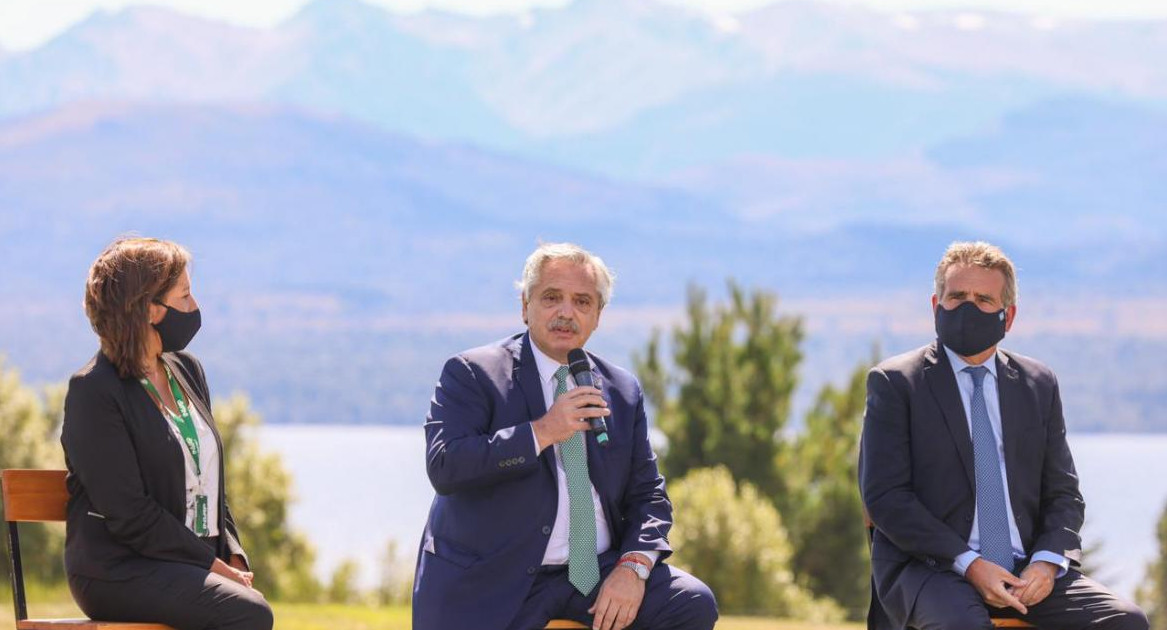 Alberto Fernández en la planta de INVAP en Bariloche