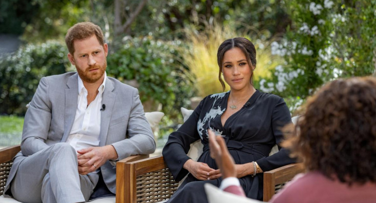 Meghan Markle y el príncipe Harry con Oprah Winfrey, REUTERS