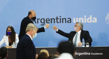 Gildo Insfrán y Alberto Fernández. Foto: Luciano Thieberger.