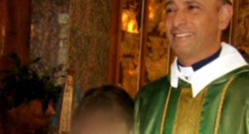 ex sacerdote Carlos Eduardo José, acusado de abusar nueve años de una alumna