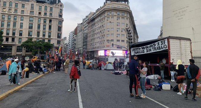 Organizaciones sociales acampan en el Obelisco