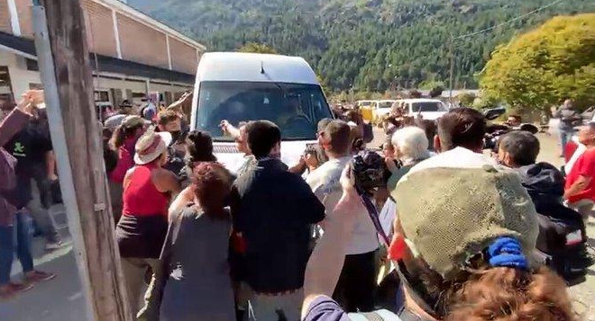 Incidentes en Lago Puelo ante la llegada de Alberto Fernández