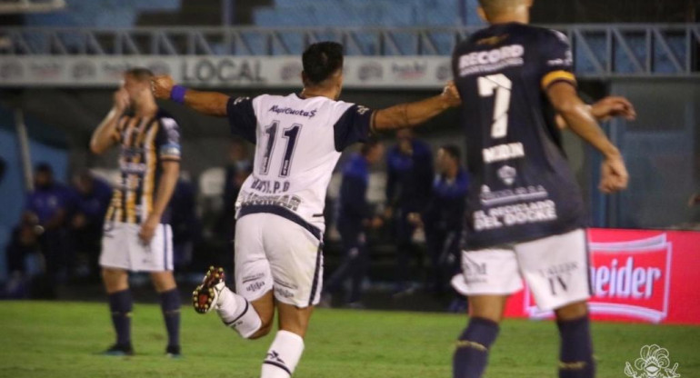 Gimnasia no tuvo piedad con Dock Sud