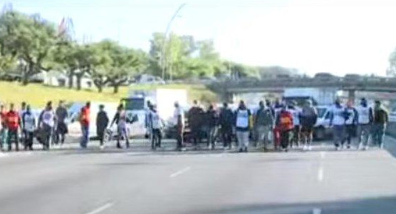 Trabajadores de la Clínica San Andrés de Caseros cortan  Av. San Martín alt Gral Paz mano al Riachuelo, desvío a colectora, Twitter @marinosergio