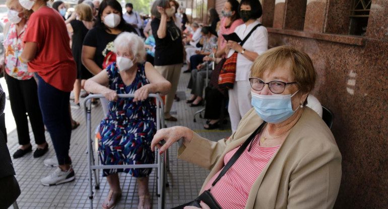 Vacunación de adultos mayores en la Ciudad, coronavirus en Argentina, Luna Park, NA