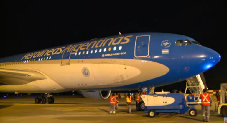 Avión de Aerolíneas Argentinas que trae de China las vacunas de Sinopharm