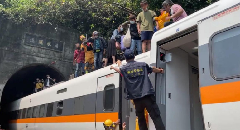 Choque de trenes en Taiwán, Reuters.