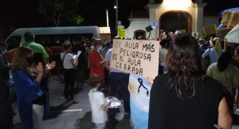 Cacerolazo y bocinazo frente a la Quinta de Olivos por medidas ante segunda ola