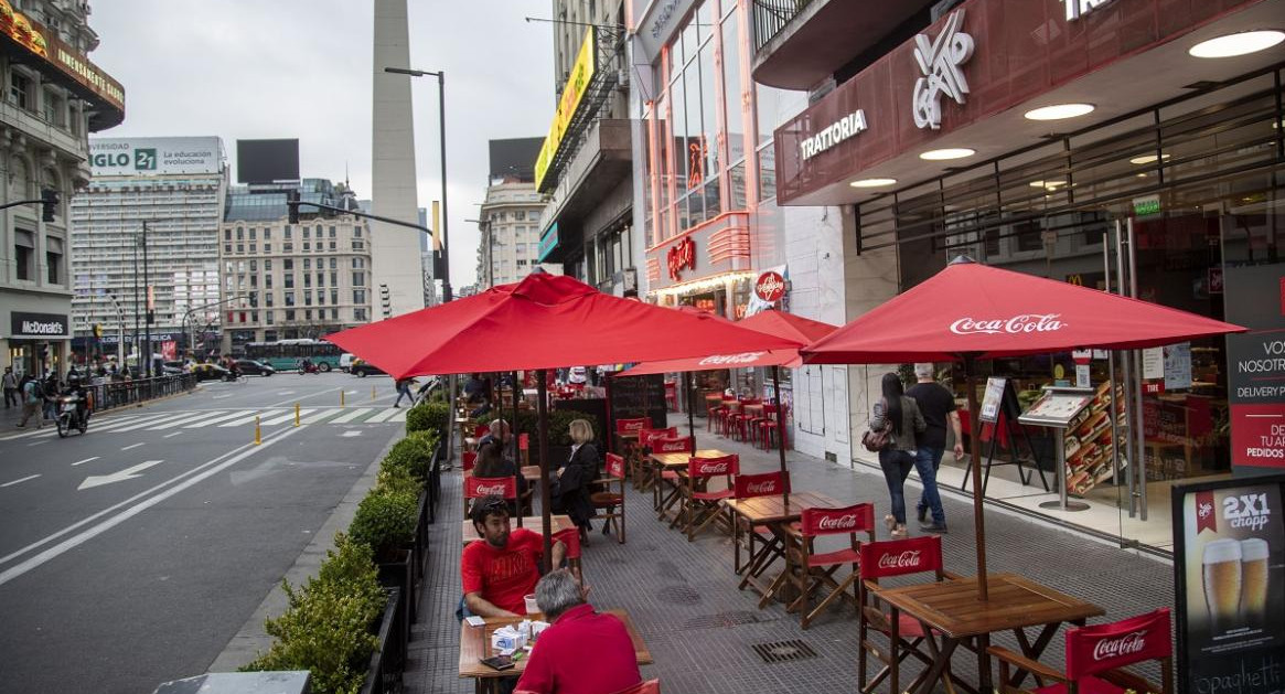 Restaurantes, atención al aire libre, pandemia en Argentina, NA.