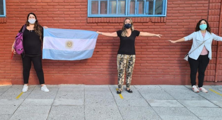 Abrazo de madres en las escuelas de la Provincia de Buenos Aires