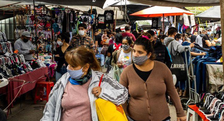 Feria en el conurbano con multitudes en medio de la pandemia