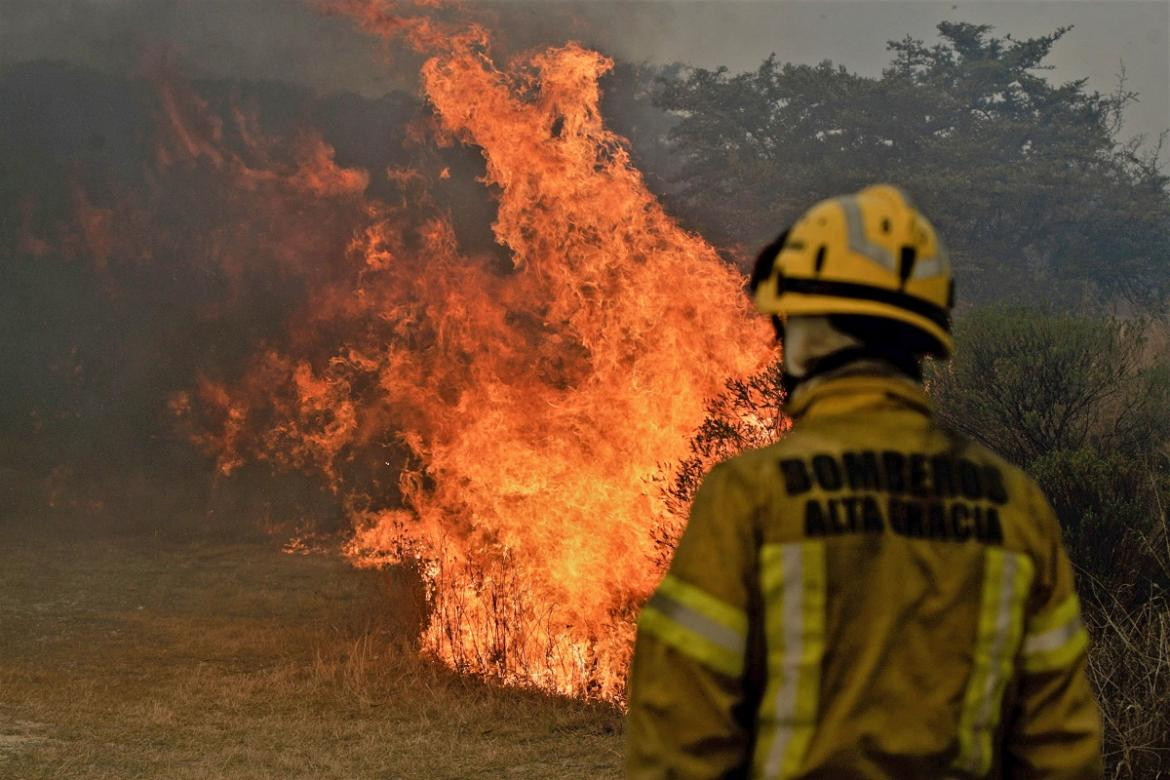 Bomberos combaten el fuego en Alta Gracia, Córdoba. NA.