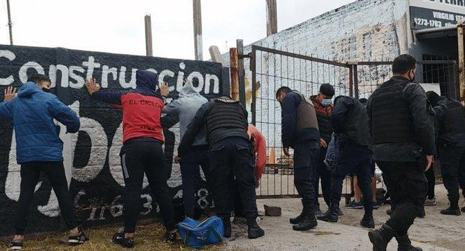 Detenidos por jugar un partido de fútbol clandestino en Lomas de Zamora.