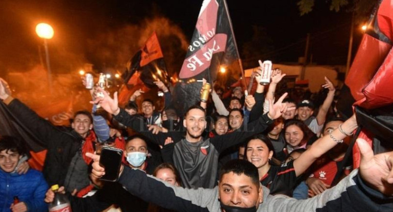 Hinchas de Colón festejando, fútbol, NA