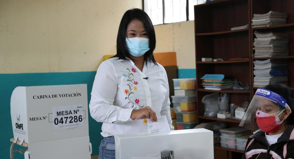 Keiko Fujimori en el centro de comicio en Perú, Reuters