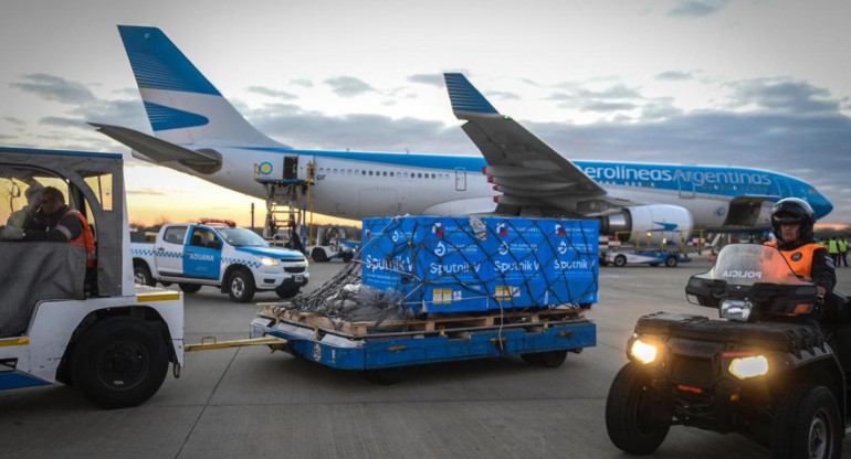 Arribo al país del avión de Aerolineas Argentina con reactivo para fabricar vacunas Sputnik V, Presidencia