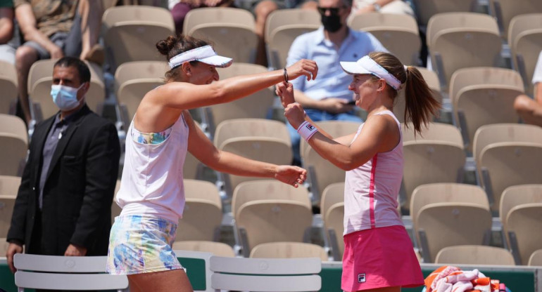 Nadia Podoroska junto a Irina Begu en Roland Garros