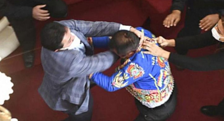 Escándalo y golpes en el Congreso de Bolivia