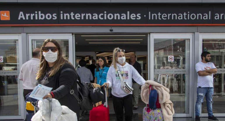 Turistas en el Aeropuerto de Ezeiza, NA