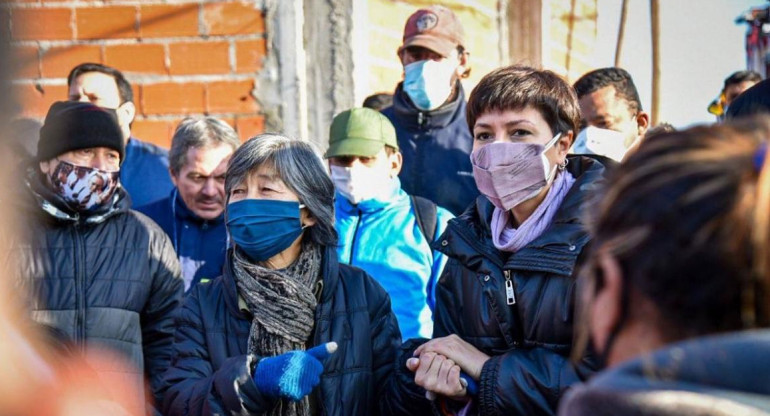 Mayra Mendoza junto a los vecinos de Itati afectados por el incendio 