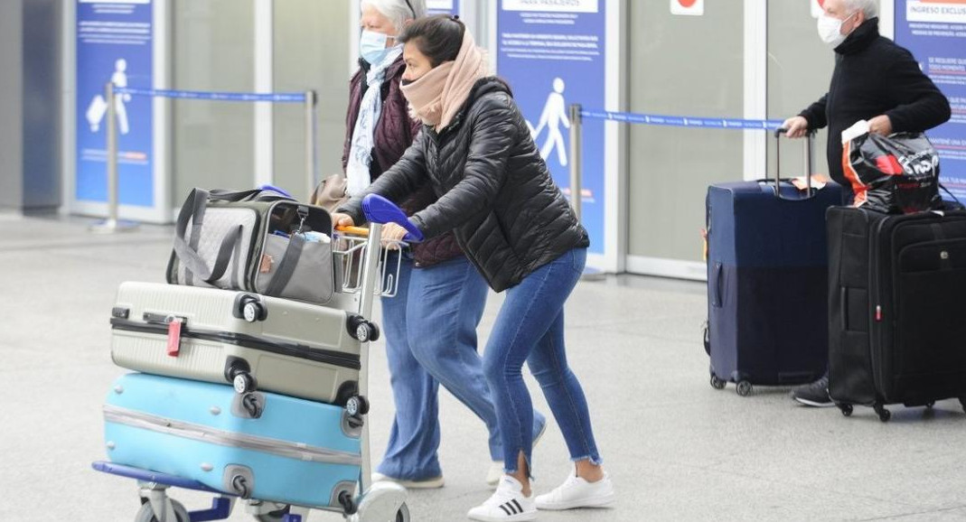 Turistas en el Aeropuerto de Ezeiza, pandemia, viajes.