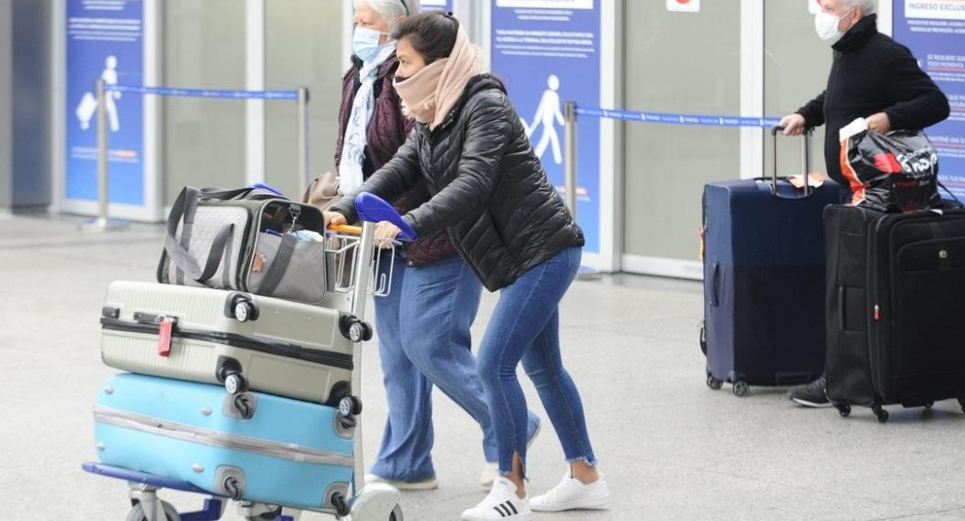 Turistas en el Aeropuerto de Ezeiza, pandemia, viajes.