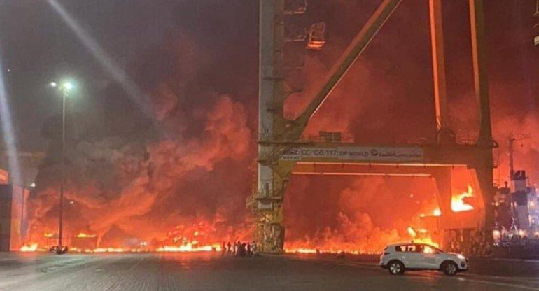 Explosión e incendio en el puerto de Dubai