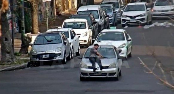 Hombre se tiró arriba del capot de un auto en La Plata, Foto: El diario de La Plata