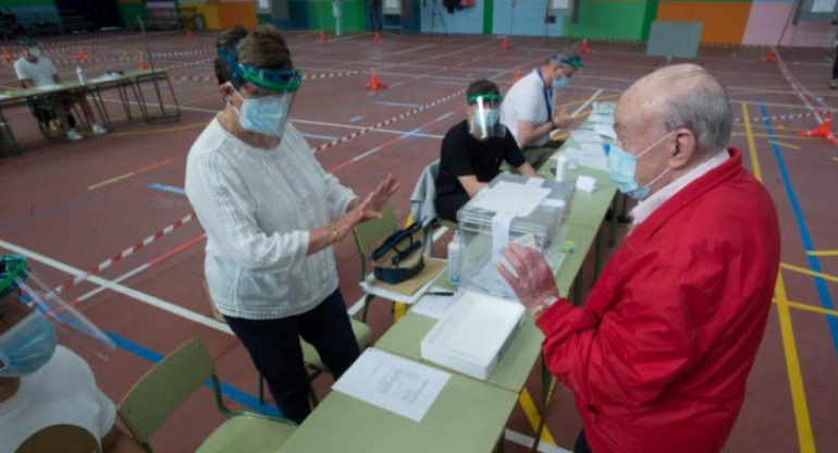 Elecciones 2021, medidas de higiene y protección para las autoridades de mesa, NA