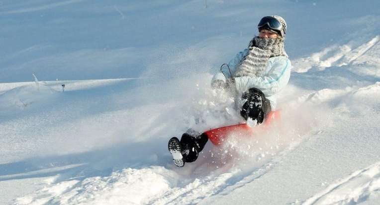 Mujer haciendo culipatín, nieve, NA