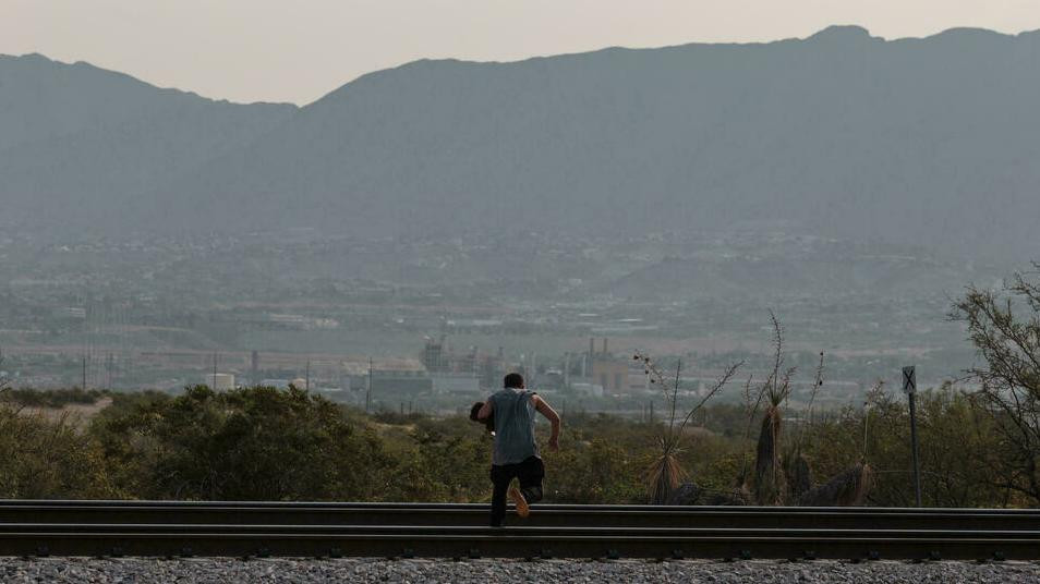 Migrante cruzando la frontera entre México y EEUU