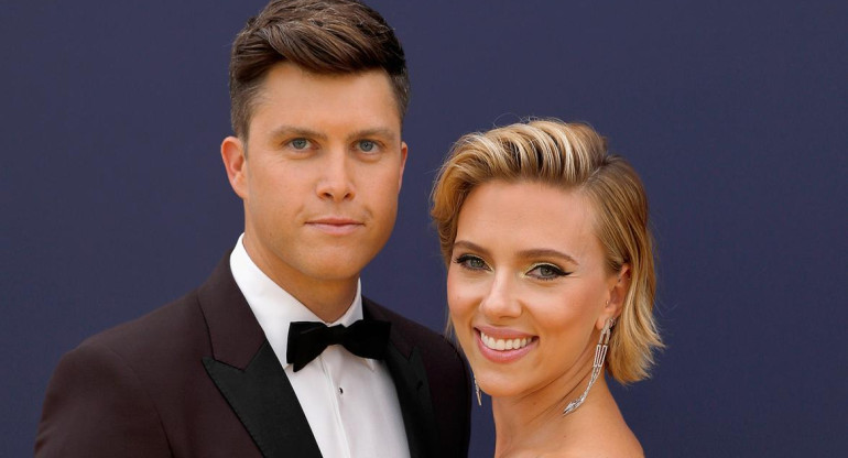 Colin Jost y Scarlett Johansson