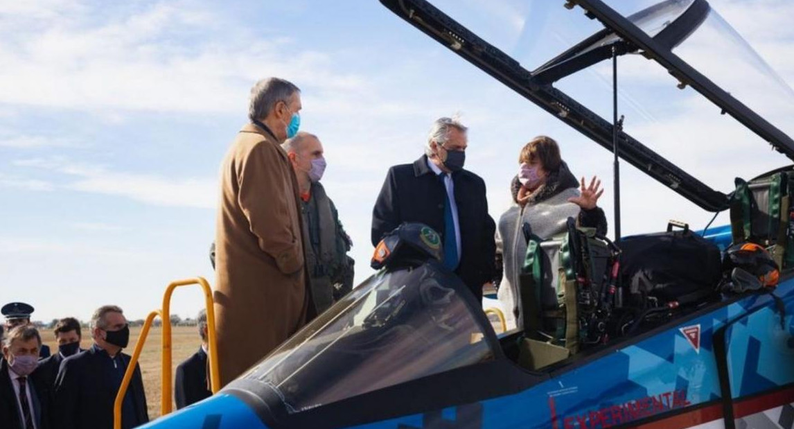 Alberto Fernández, entrega avión de combate Pampa III.