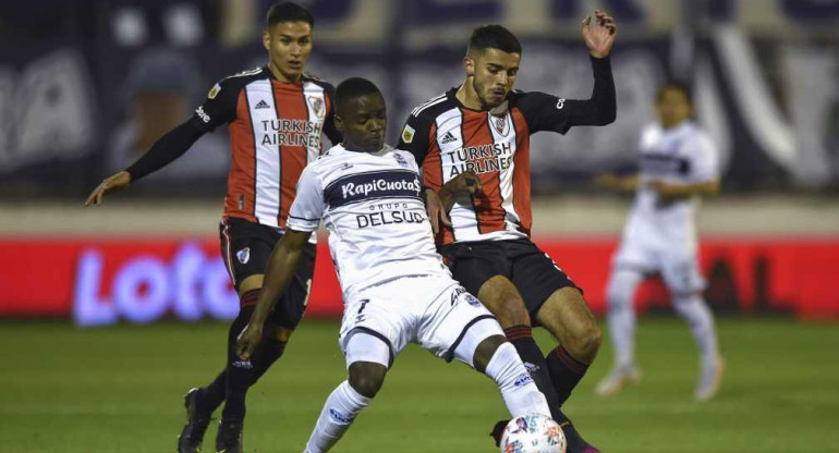 Escena del partido que jugaron Gimnasia y Esgrima La Plata y River, NA