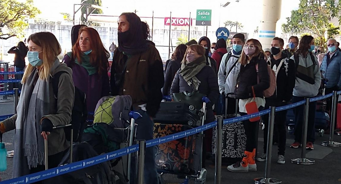 Jóvenes en el aeropuerto de Ezeiza.