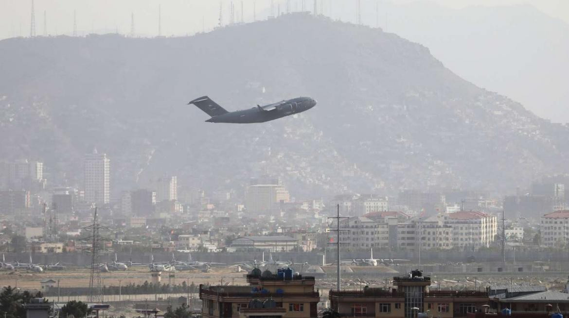 Un avión militar despega del Aeropuerto Internacional Hamid Karzai de Kabul, Afganistán. (Foto: EFE)